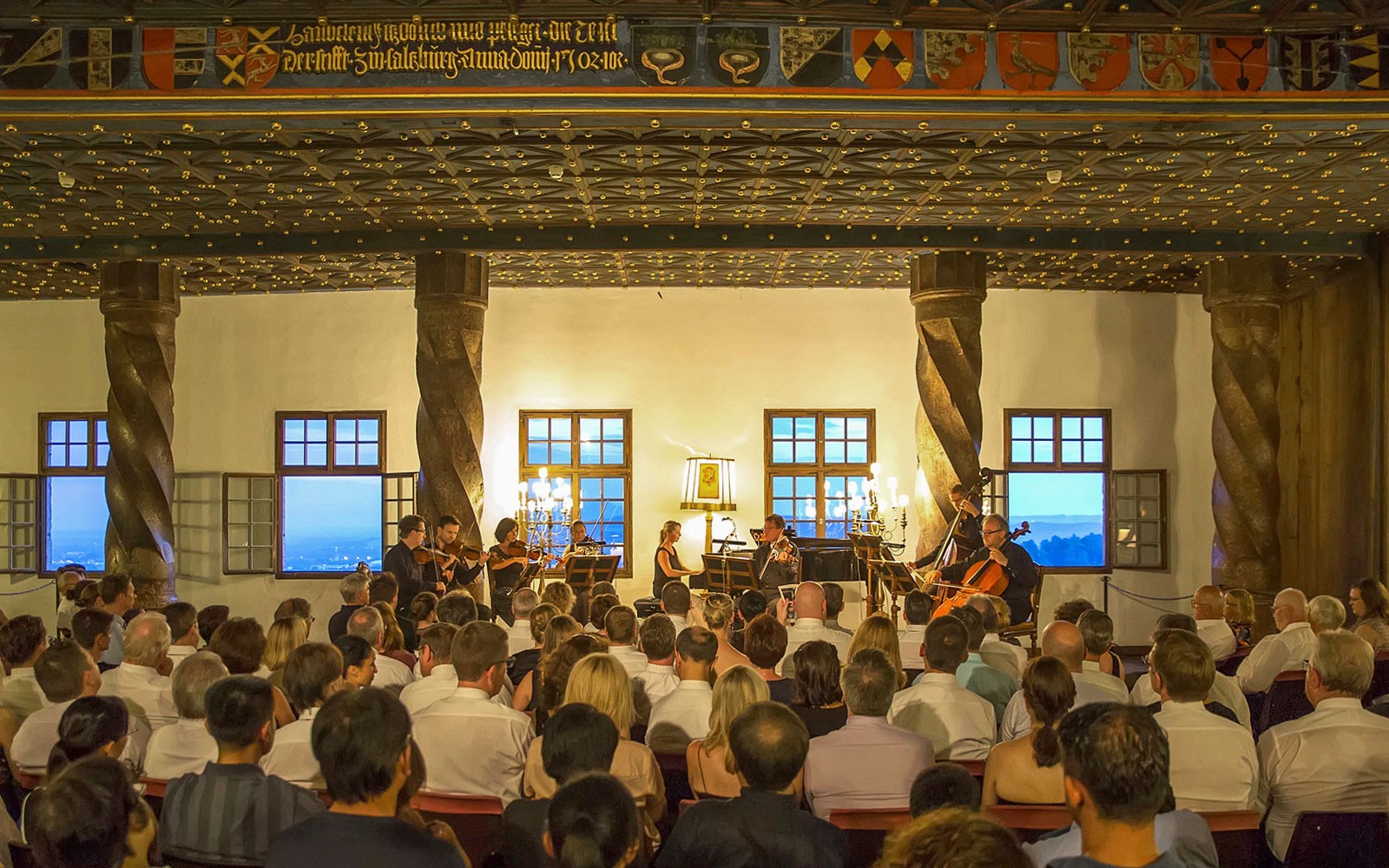 Publikum ved koncert på Hohensalzburg-fæstningen nyder en Mozart-optræden.