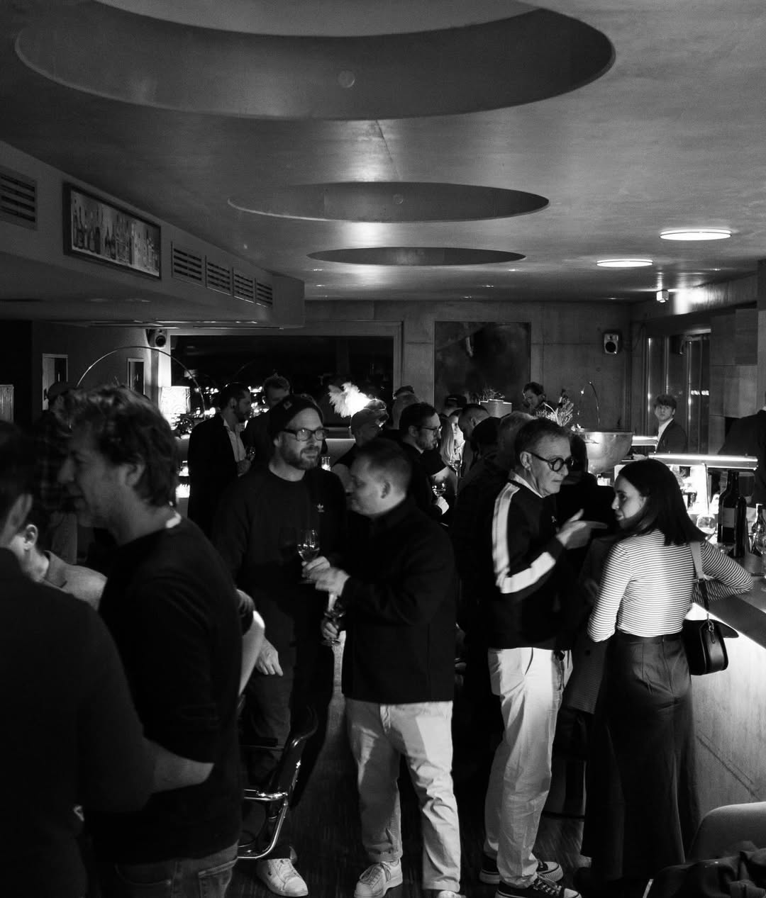 Gäste im Schöllmanns in Offenburg bei Abendstimmung in der Bar