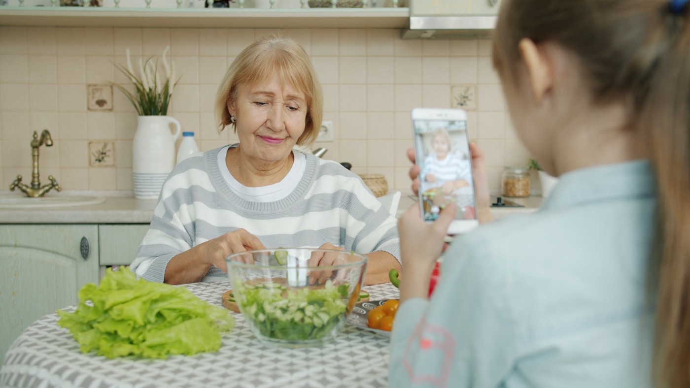 Seniorin mit Angehöriger in einer häuslichen Betreuungssituation