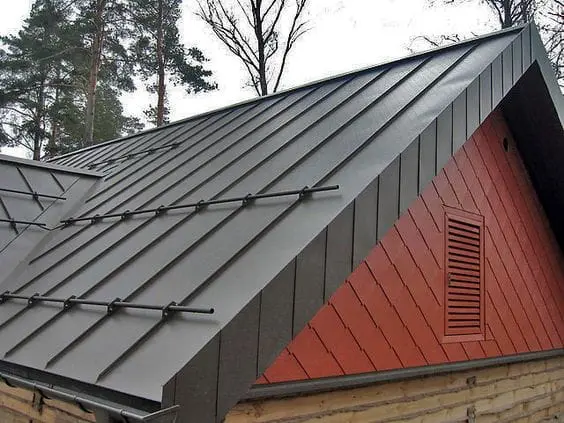 Gros plan d’une toiture métallique à joints debout avec panneaux en acier