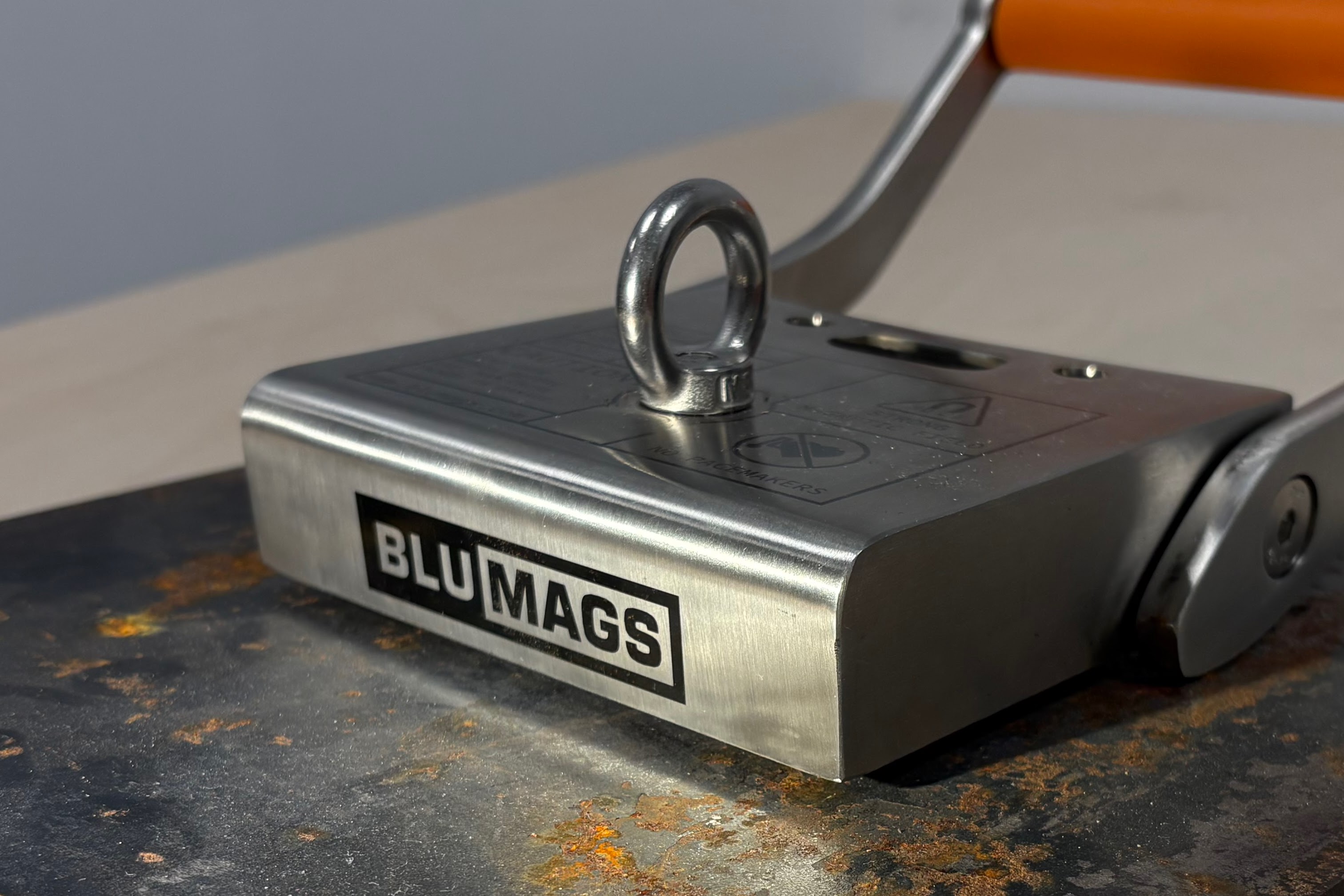 How Does Airgap Affect the Holding Force of a Magnet?