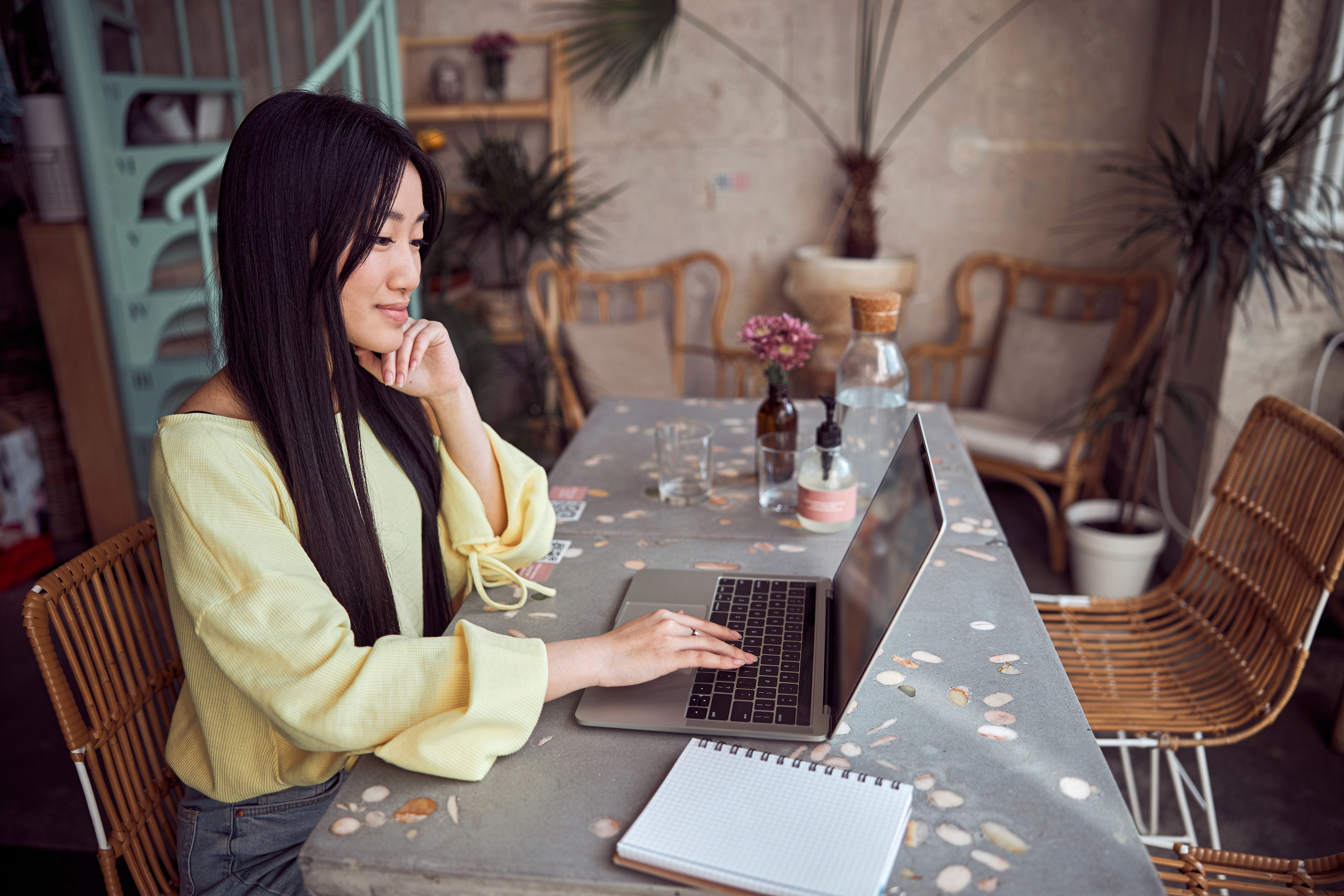 beautiful-business-woman-using-laptop-in-cafes