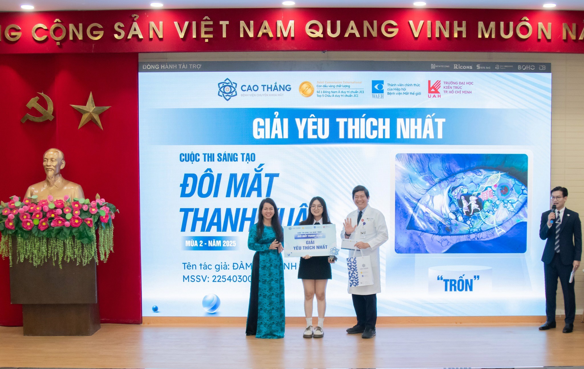 Có thể là hình ảnh về văn bản cho biết 'ĐONG HÀNH ĐÔNGHANHTAITRO TẢI TRO G CỘNG SAN VIỆT NAM QUANG VINH MUÔN N CAO THẮNG Ricons 00 นเป woukaYiahia Tacoyda.hk 网エ Mrtvtrn5tegi BOHO JAH GIẢI YÊU THÍCH NHẤT CUỘC TH SÁNG TẠO ĐÔI MẮT THANH MÙA 2 NAM 2025 한질고요 YẾU THCH NHẤT Tên tác giả: ĐÀM MSSV: 22540300 NH 