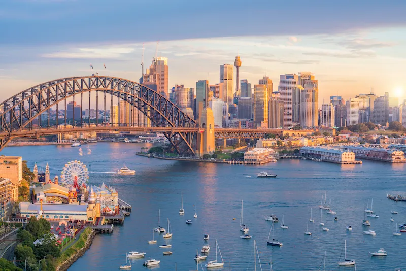 Sydney com a Harbour Bridge e a skyline ao pôr do sol