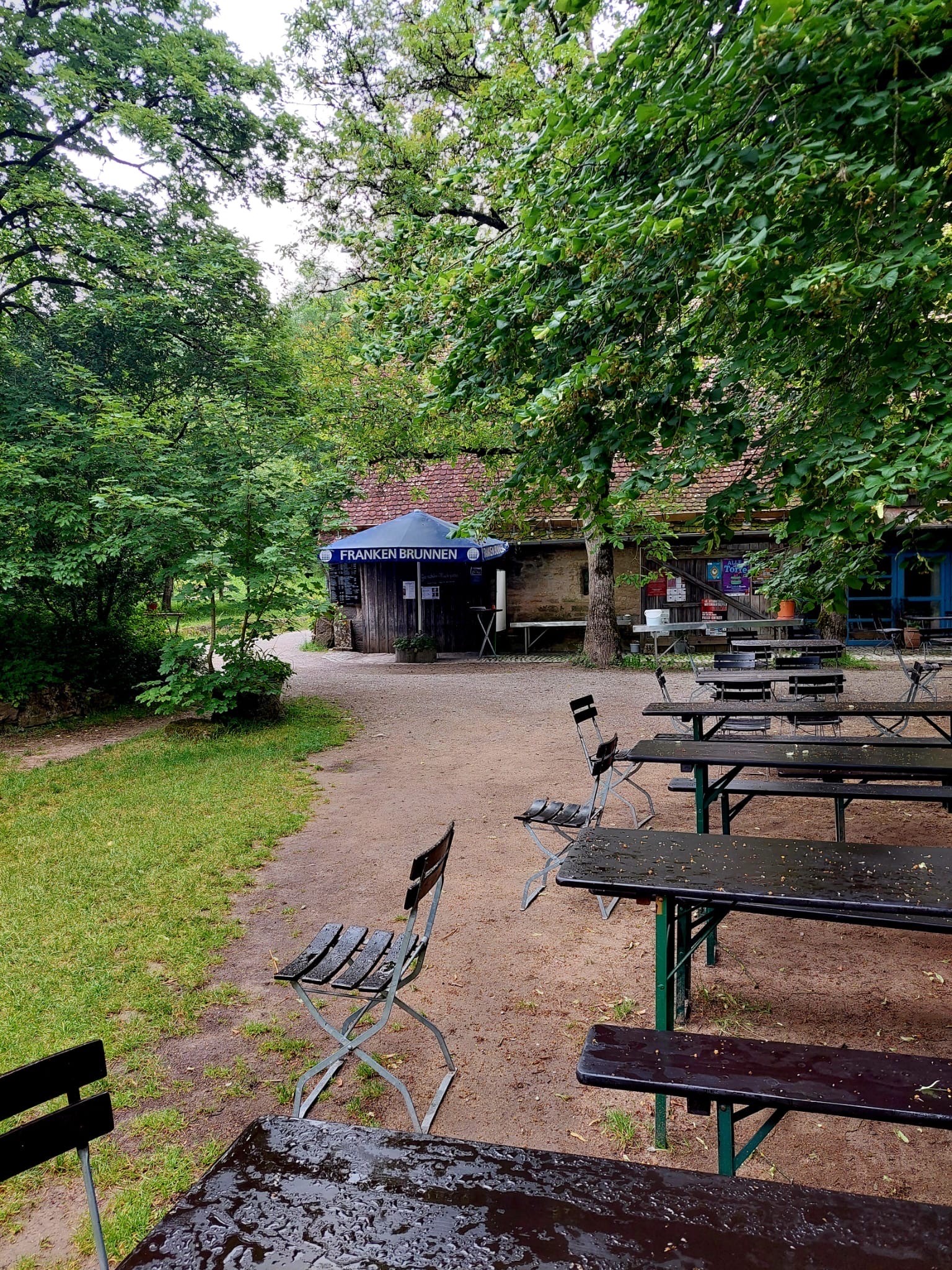 Blick auf einen Biergarten-Tisch mit lokalen Spezialitäten und erfrischenden Getränken in Rothenburg ob der Tauber.