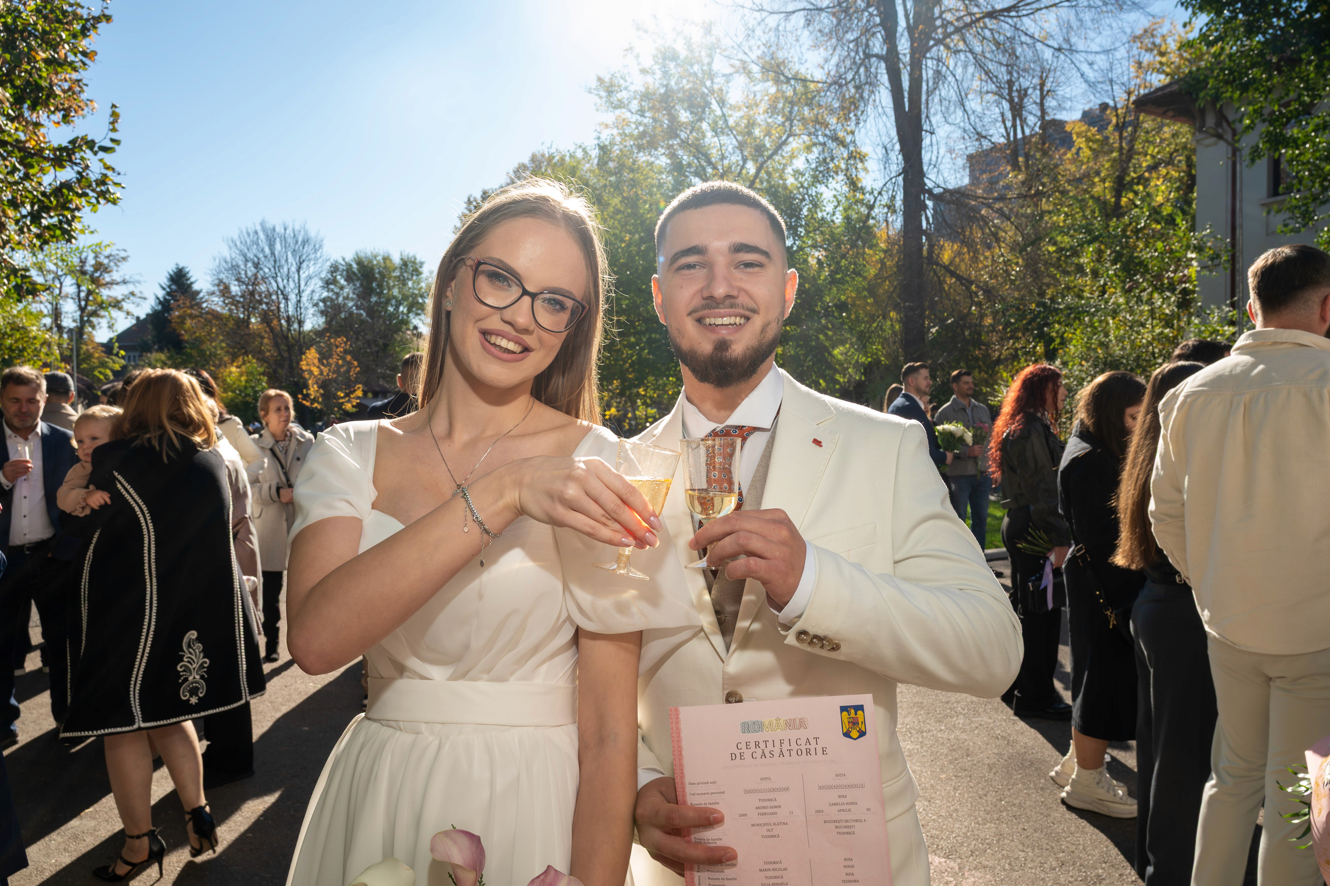 Mirii după ceremonia de cununie civilă în București ținând certificatul de căsătorie în fața Stării Civile sector 5