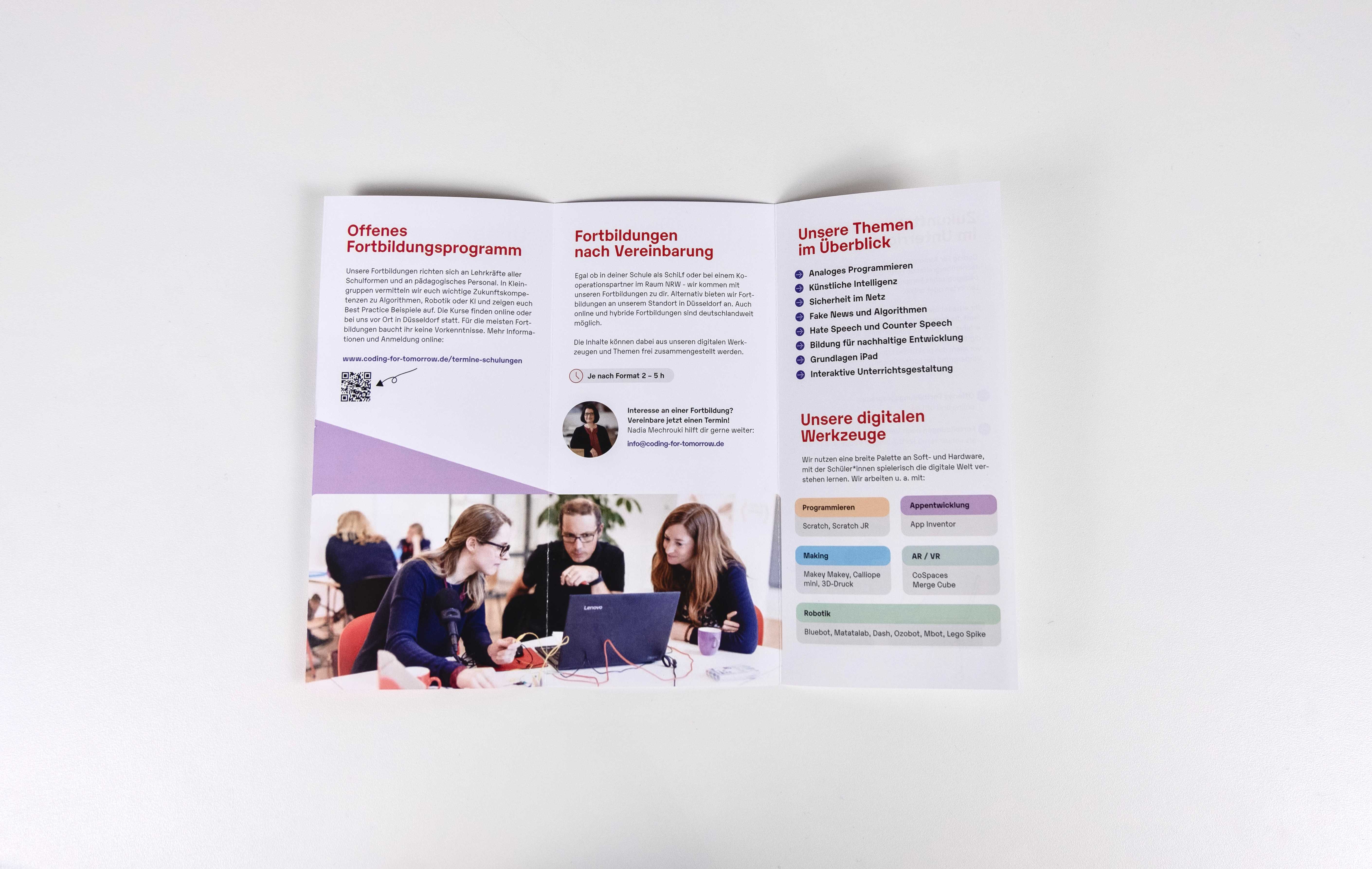 Flyer Coding For Tomorrow "Fortbildungsprogramm" Vogelperspektive