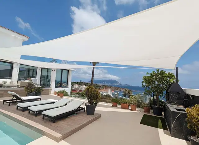 atico al aire libre con piscina y velas de sombra