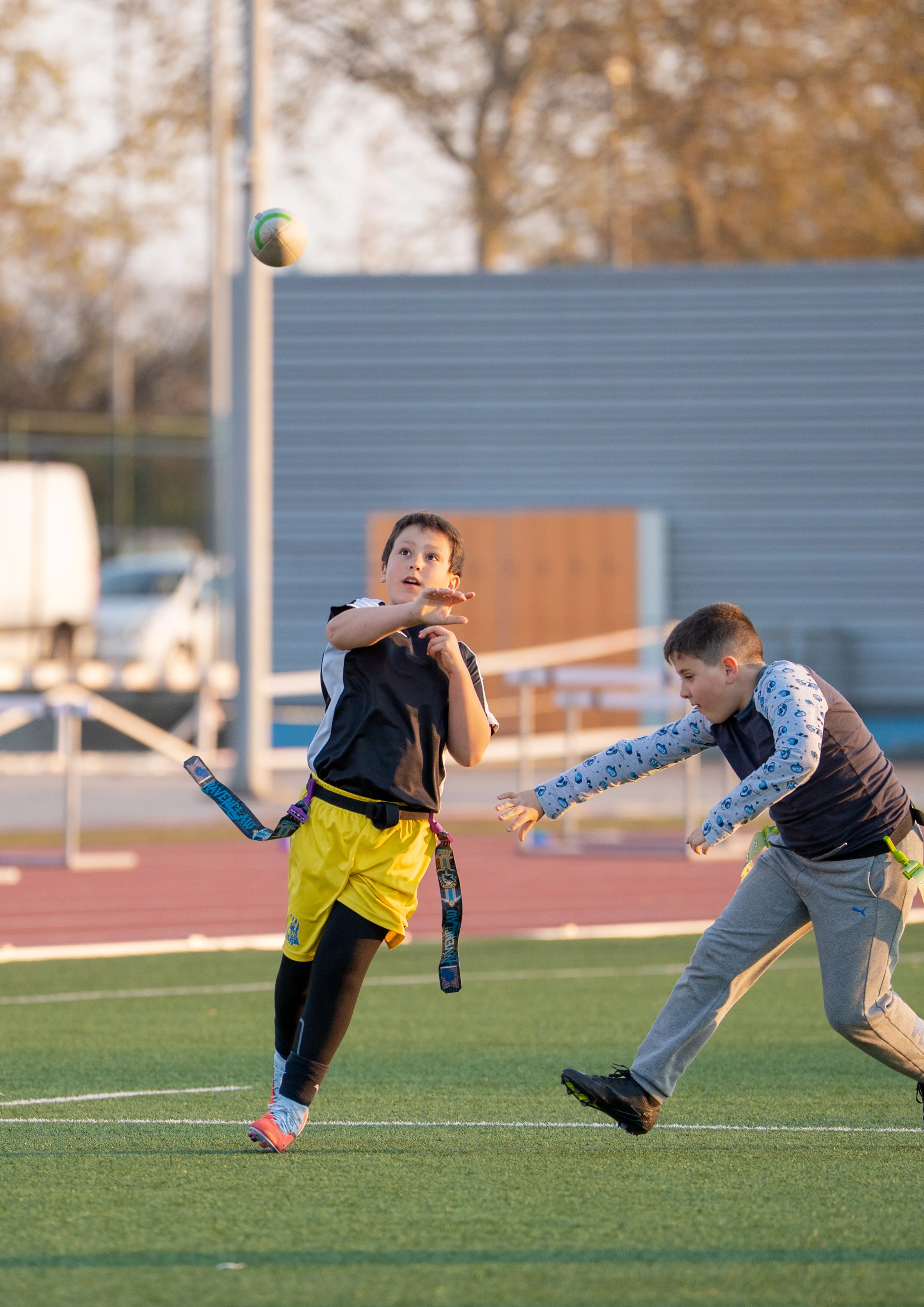 Pase largo en entrenamiento flag football Sub-11 Cornellà Meerkats 23 marzo 2026, fotografía de Nolan Pardo