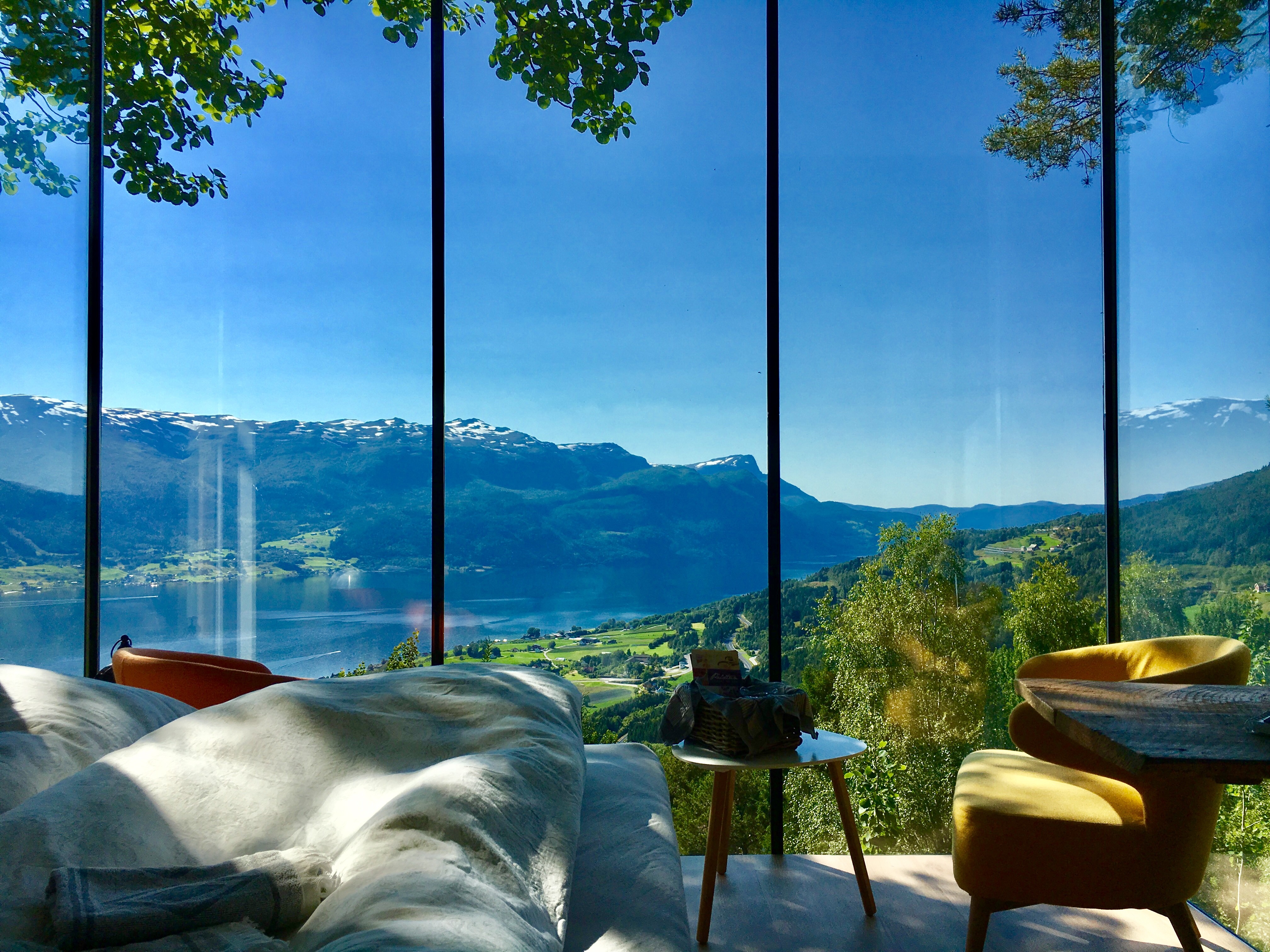 A body of water with houses and boats in it