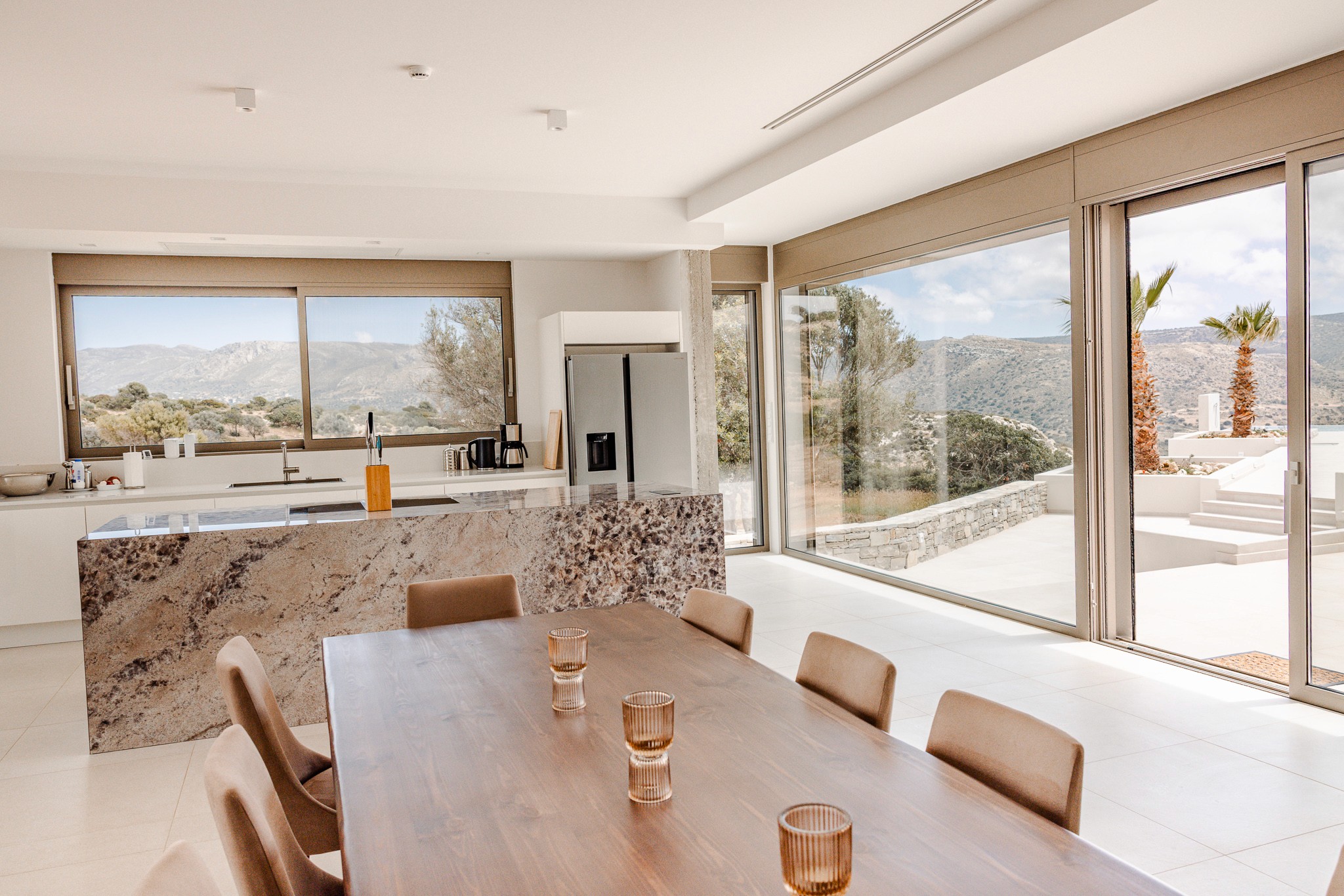 Modernes Wohnzimmer mit offener Küche und Panorama-Fenstern – Hochwertige Ferienvilla auf Kreta für exklusive Aufenthalte