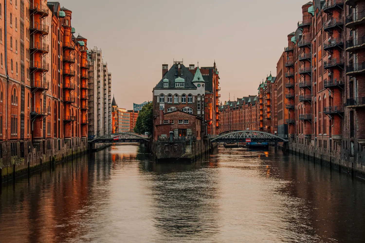 Blick auf die Speicherstadt Hamburg mit dem Wasserschloss zwischen den historischen Backsteinlagerhäusern
