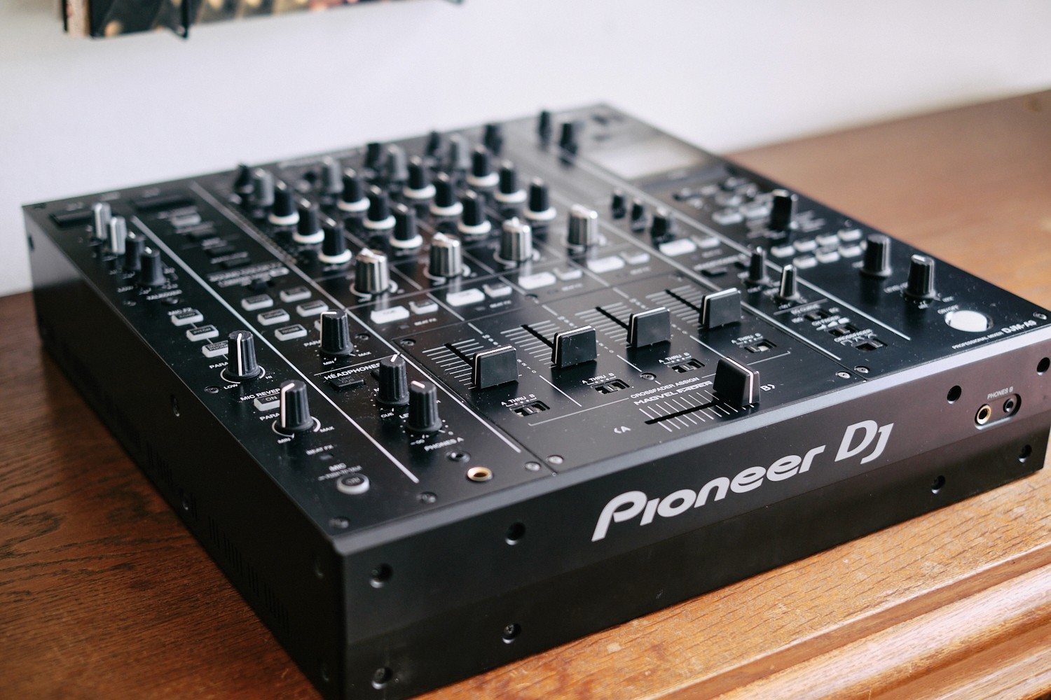 Miete den Pioneer DJM-A9 Mixer – hochwertige DJ-Ausrüstung für fortschrittliche Features und beeindruckende Klangqualität.