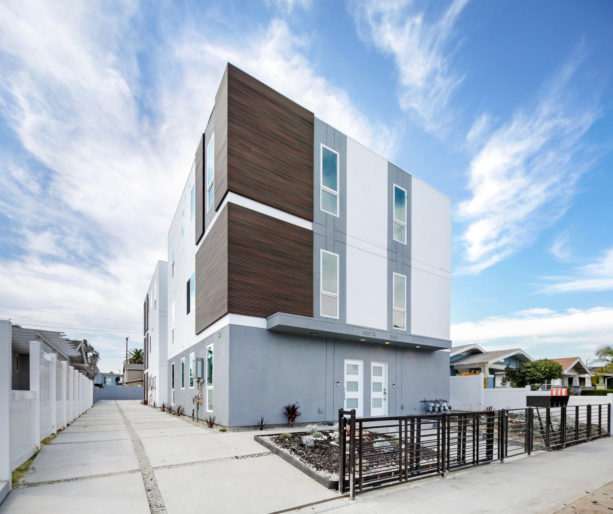 Modern multifamily building that reflects current Los Angeles multifamily housing trends