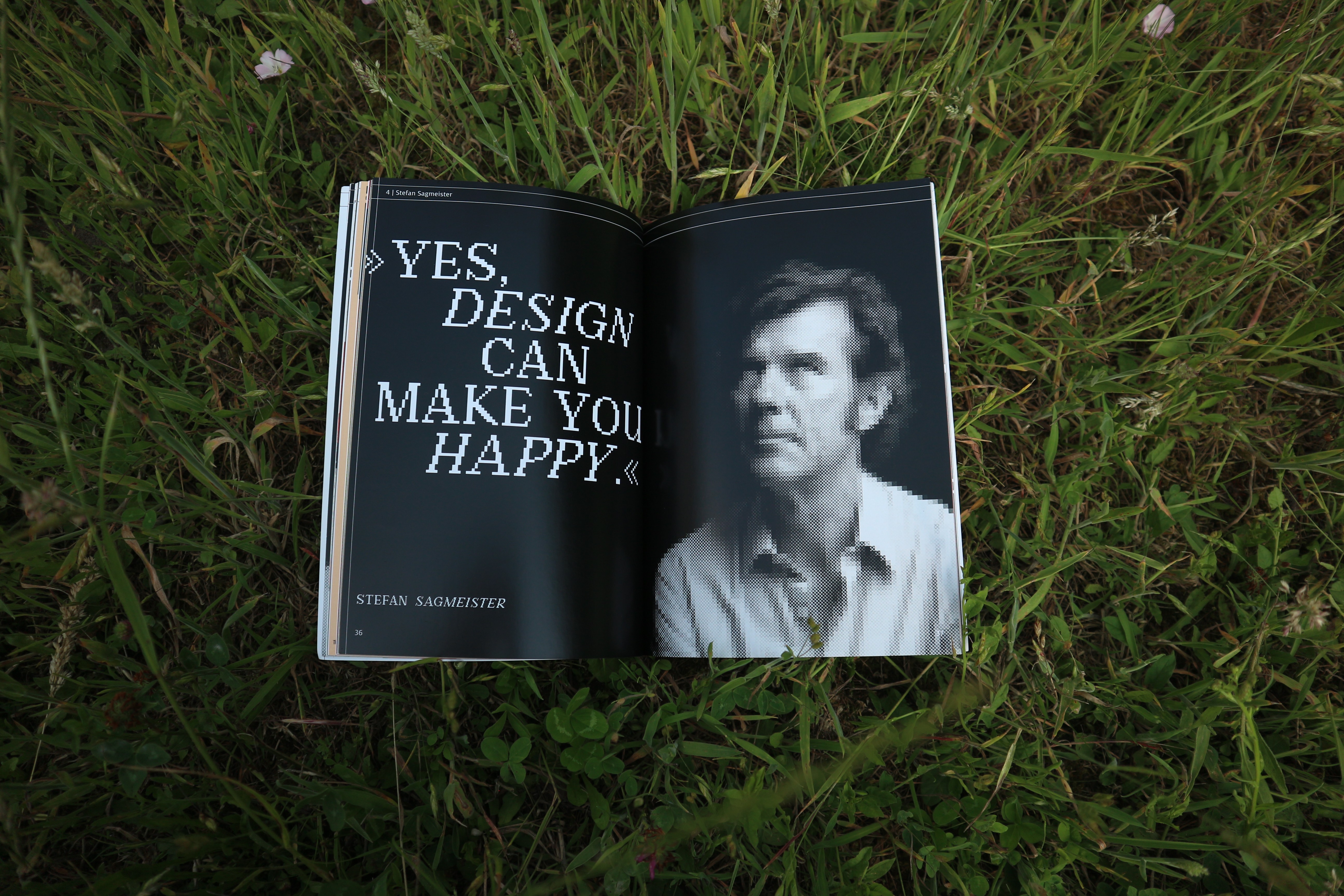 Zwei Kinder, wie sie im Kinderzimmer spielen