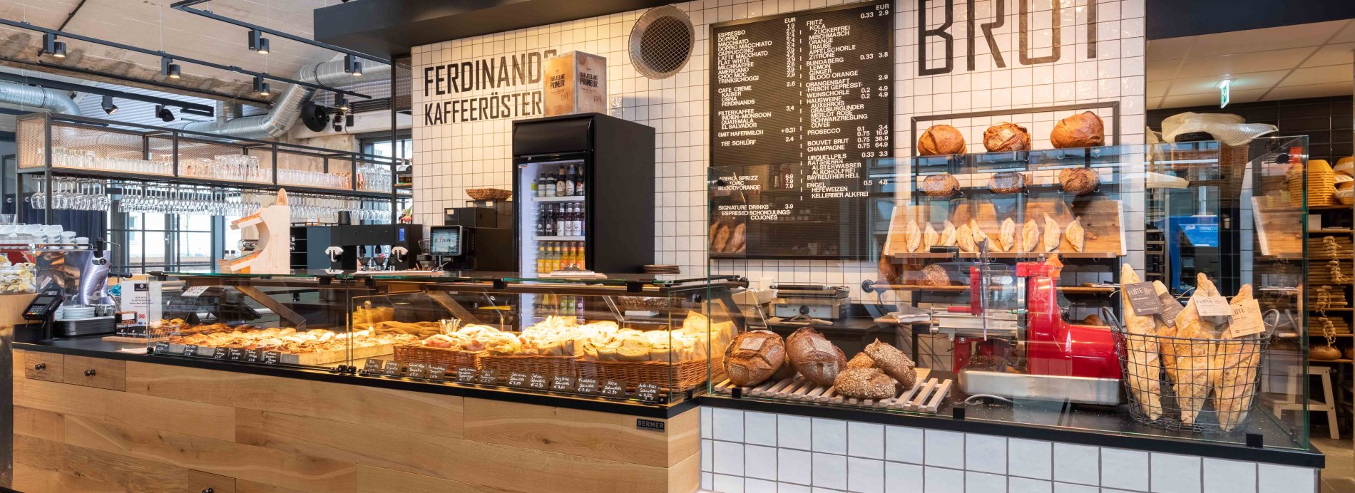 Bäckerei mit Brot und Backwaren. Ferdinand's Kaffeerösterei, Brotauswahl, Theke, Innenraum, Restaurant