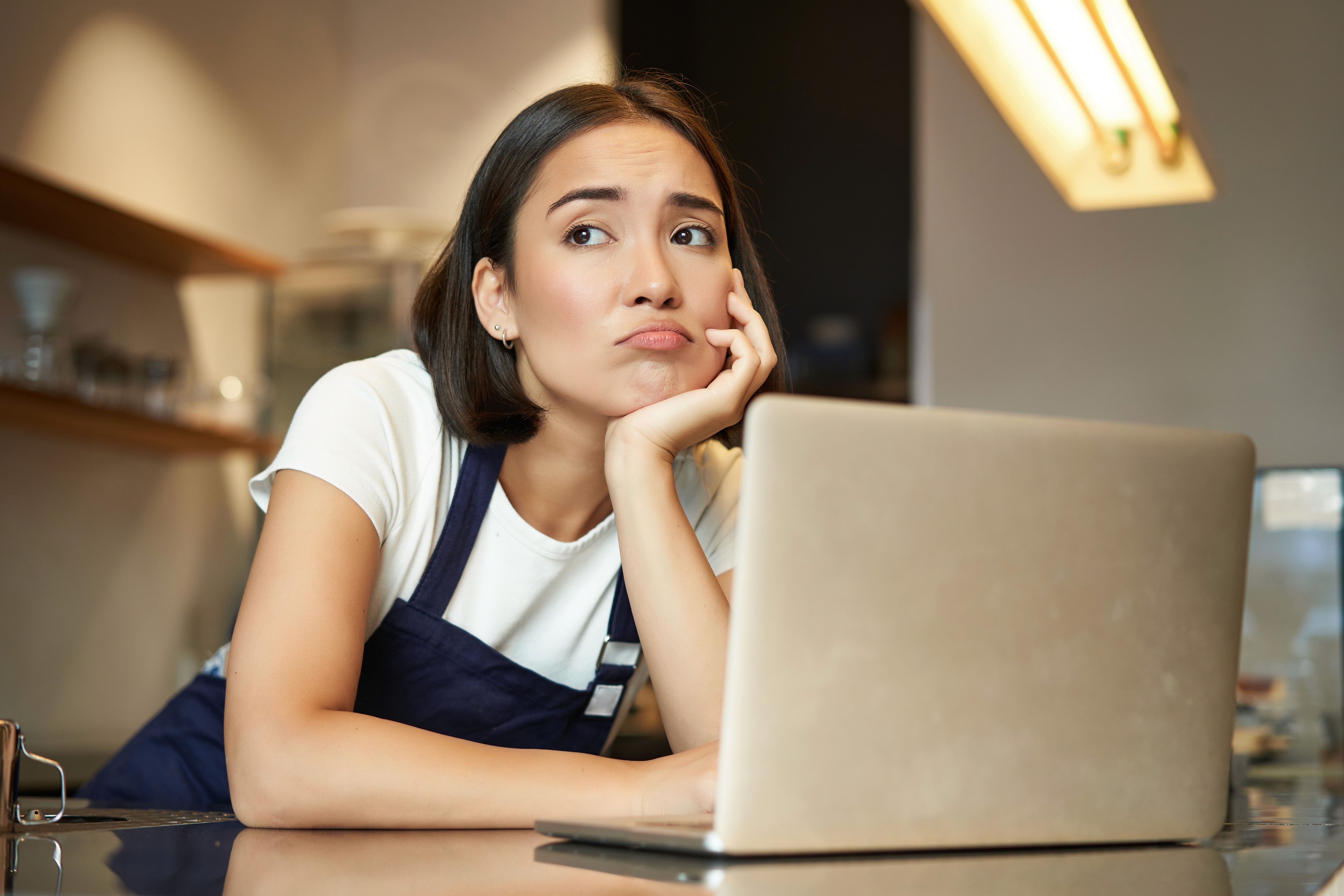woman confused in front of her laptop
