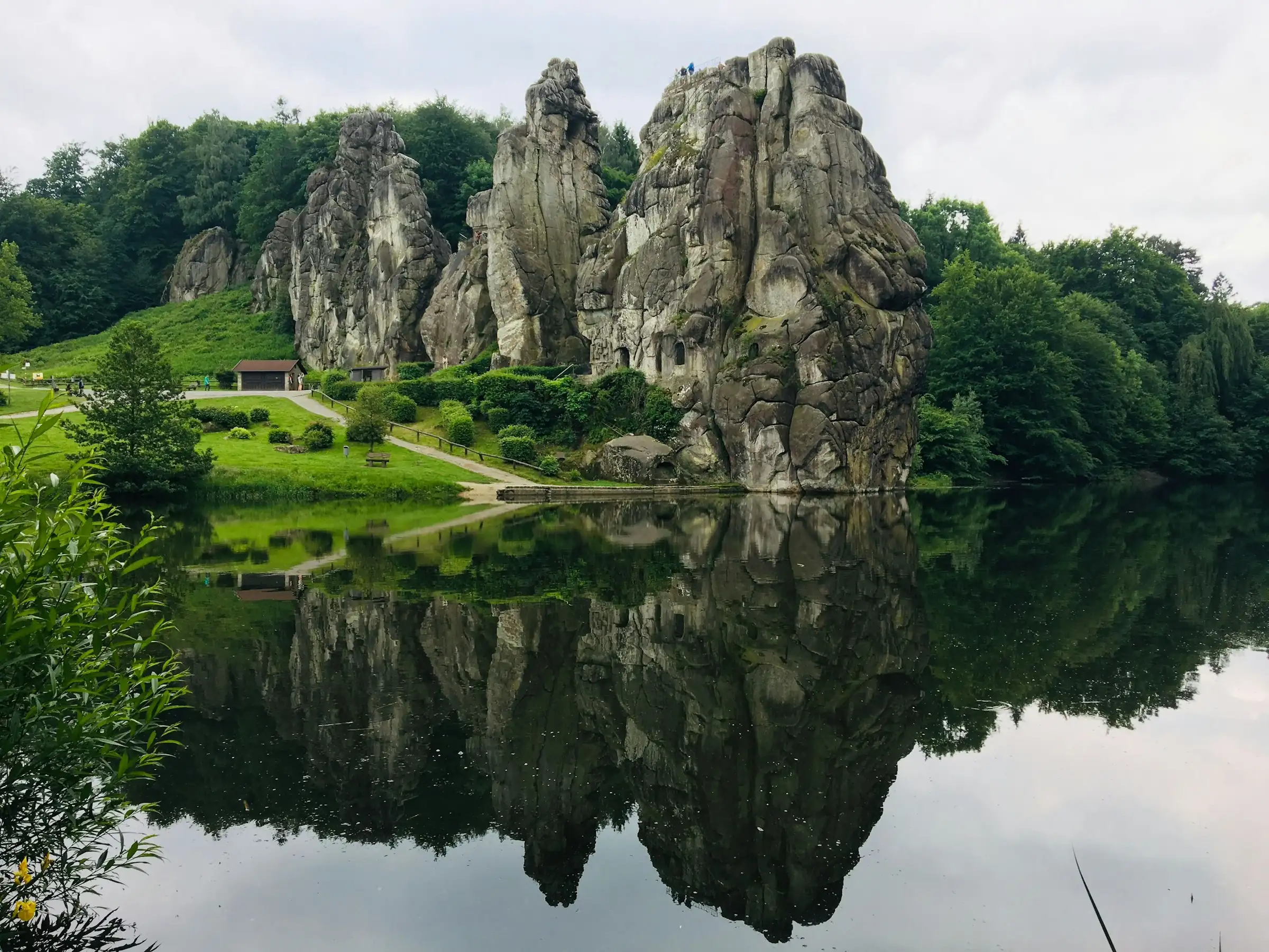 Externsteine im Teutoburger Wald (Horn-Bad Meinberg, Kreis Lippe) mit Spiegelung im Wiembecketeich