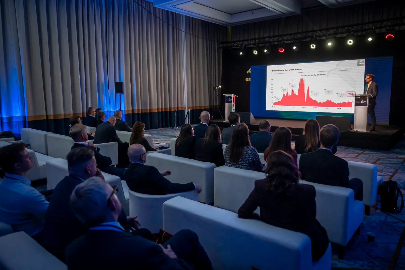 ORLEN Gas Meeting 13 B2B conference, speaker at a screen with a chart, audience in the hall