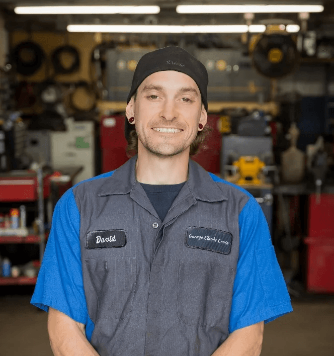 David Morin-Aziz, technicien d’expérience au Garage Claude Coutu, spécialisé en voitures électriques et diagnostics avancés.