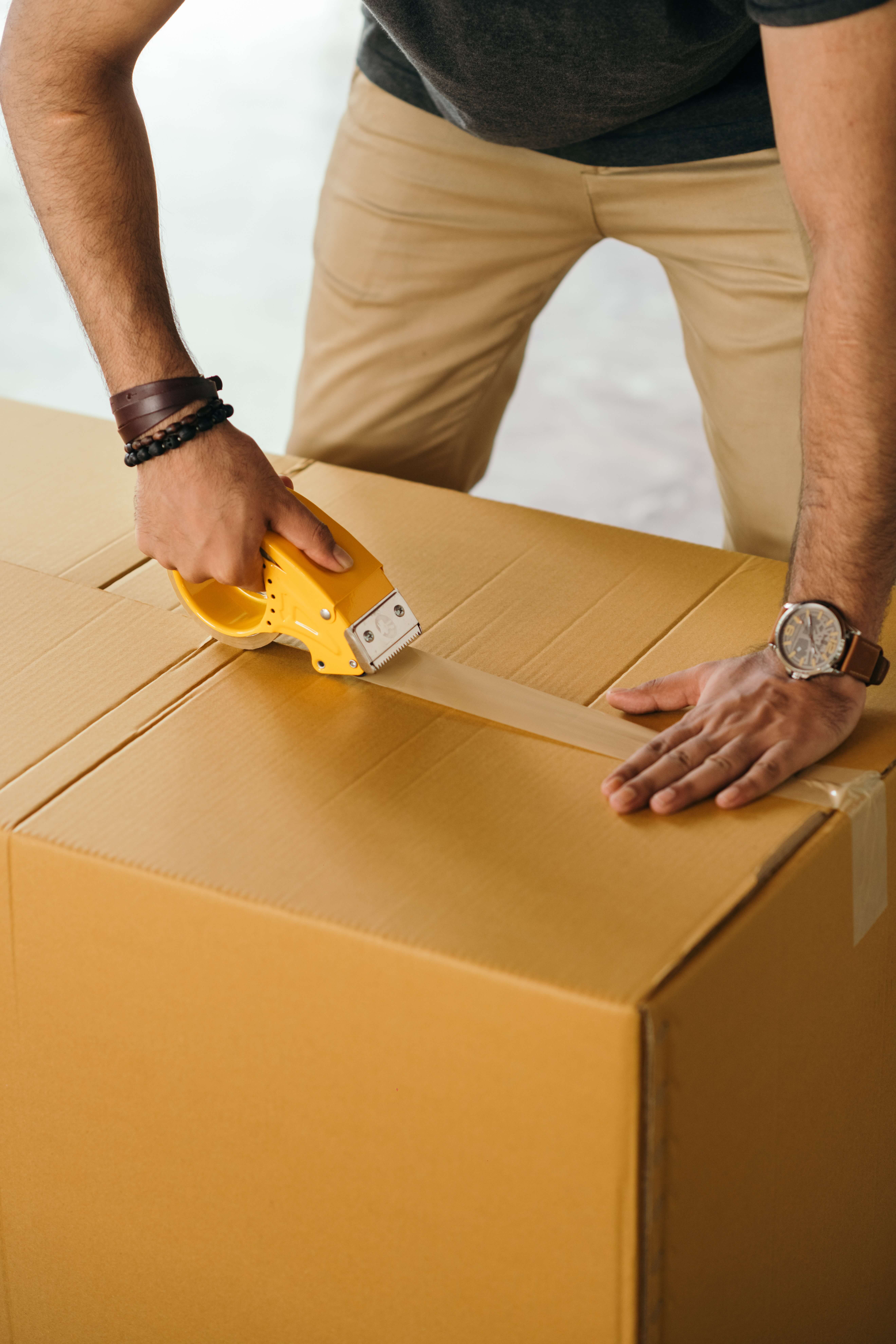 un ragazzo controlla cos'è tracking number