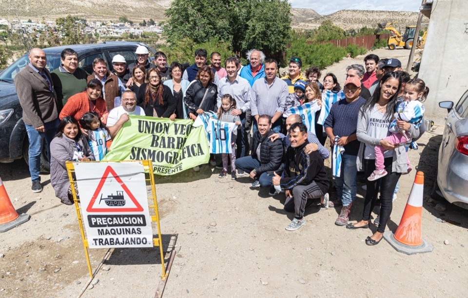 Juan Pablo Luque, ya en el rol de intendente, recorriendo la obra de cloacas llevada a cabo en Sismográfica.