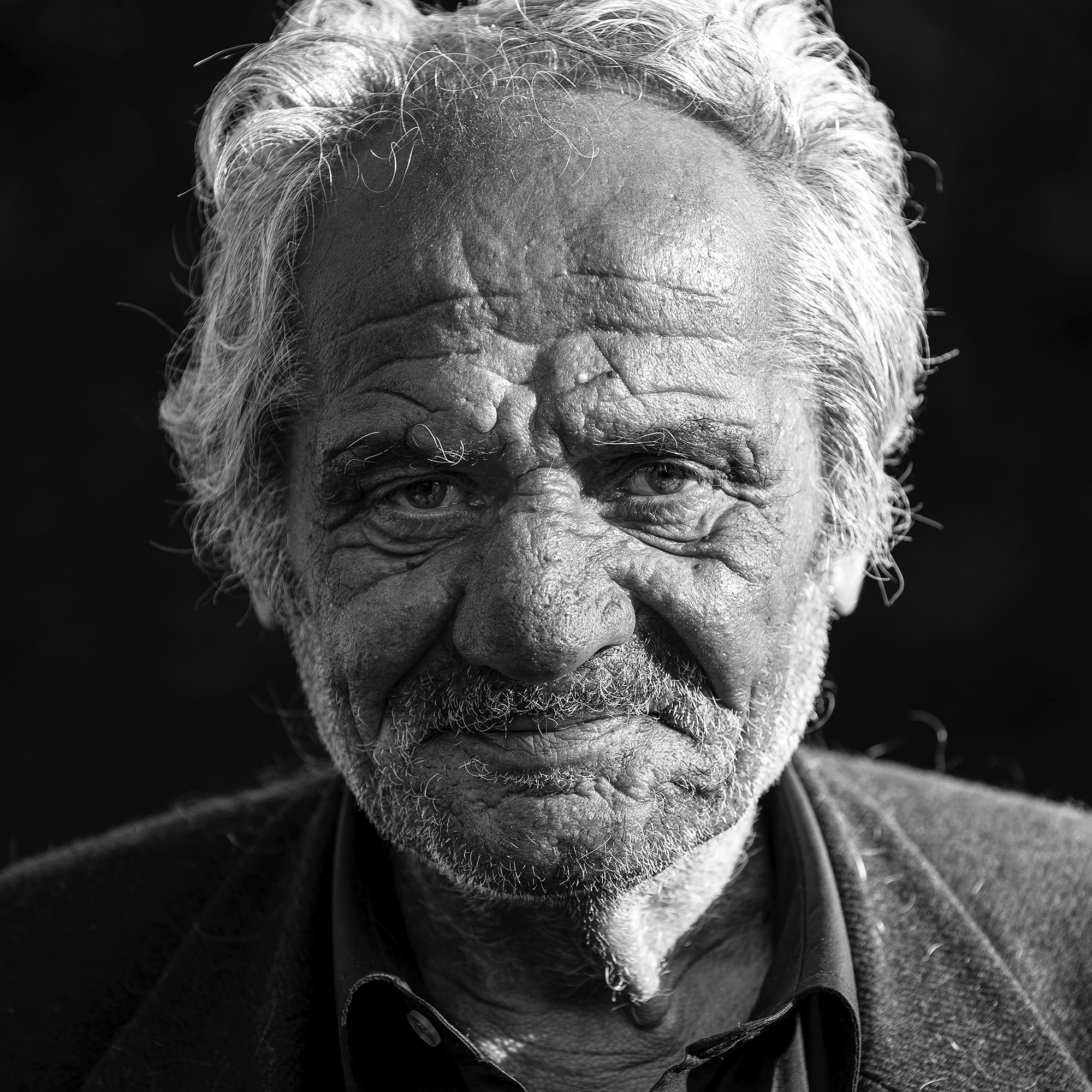 Frederic Bourcier, photographe documentaire, réalise des portraits d’un sans domicile fixe qui vient régulièrement lui rendre visite à son atelier. A travers ces photos, on peut voir les saisons , son humeur et surtout son état de fatigue.