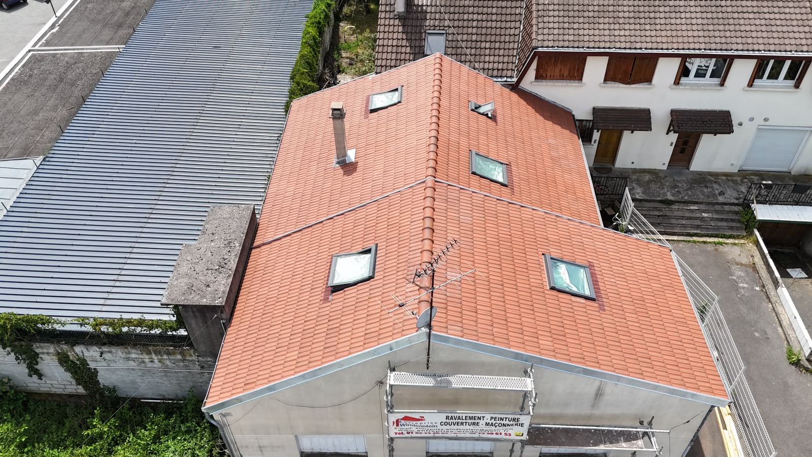 Toiture en tuiles entièrement rénovée après les travaux à Montreuil