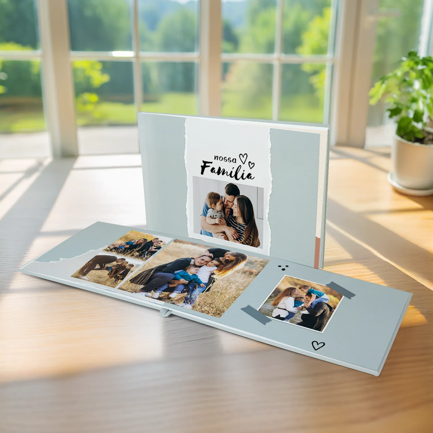 Pessoa segurando Fotolivro com foto em preto e branco de mãe beijando o filho recém-nascido, com o nome Pedro Henrique escrito na imagem