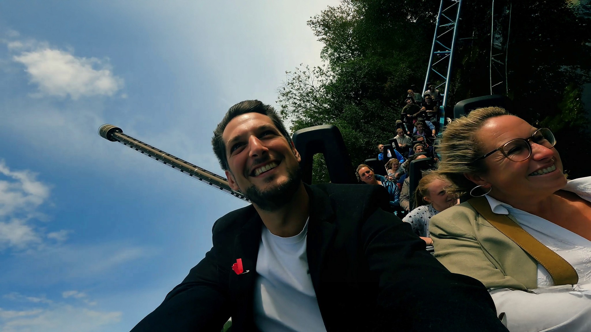 Image d'Adrien Dolimont dans une attraction de Walibi lors des Estivales du MR en 2025