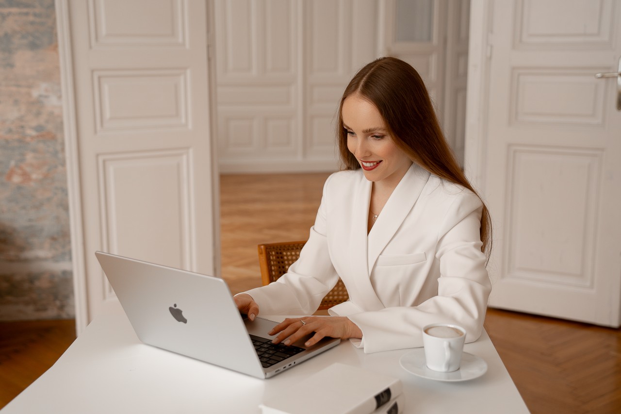 Selina Hehl sits on the laptop
