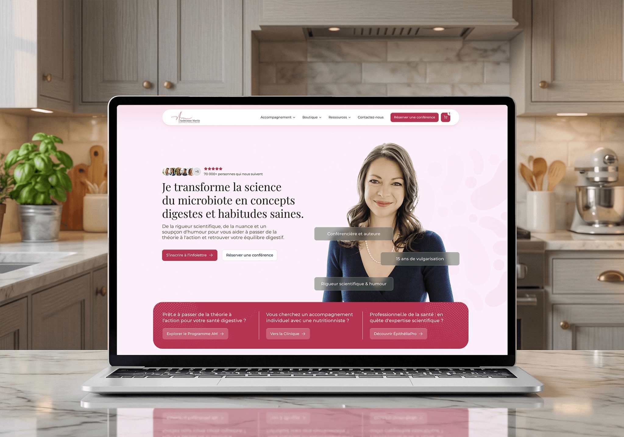 Mise en situation du hub digital d'Andréanne Martin sur un laptop dans une cuisine moderne, illustrant l'intégration du web design premium de Novaa.studio dans le quotidien de la santé fonctionnelle.