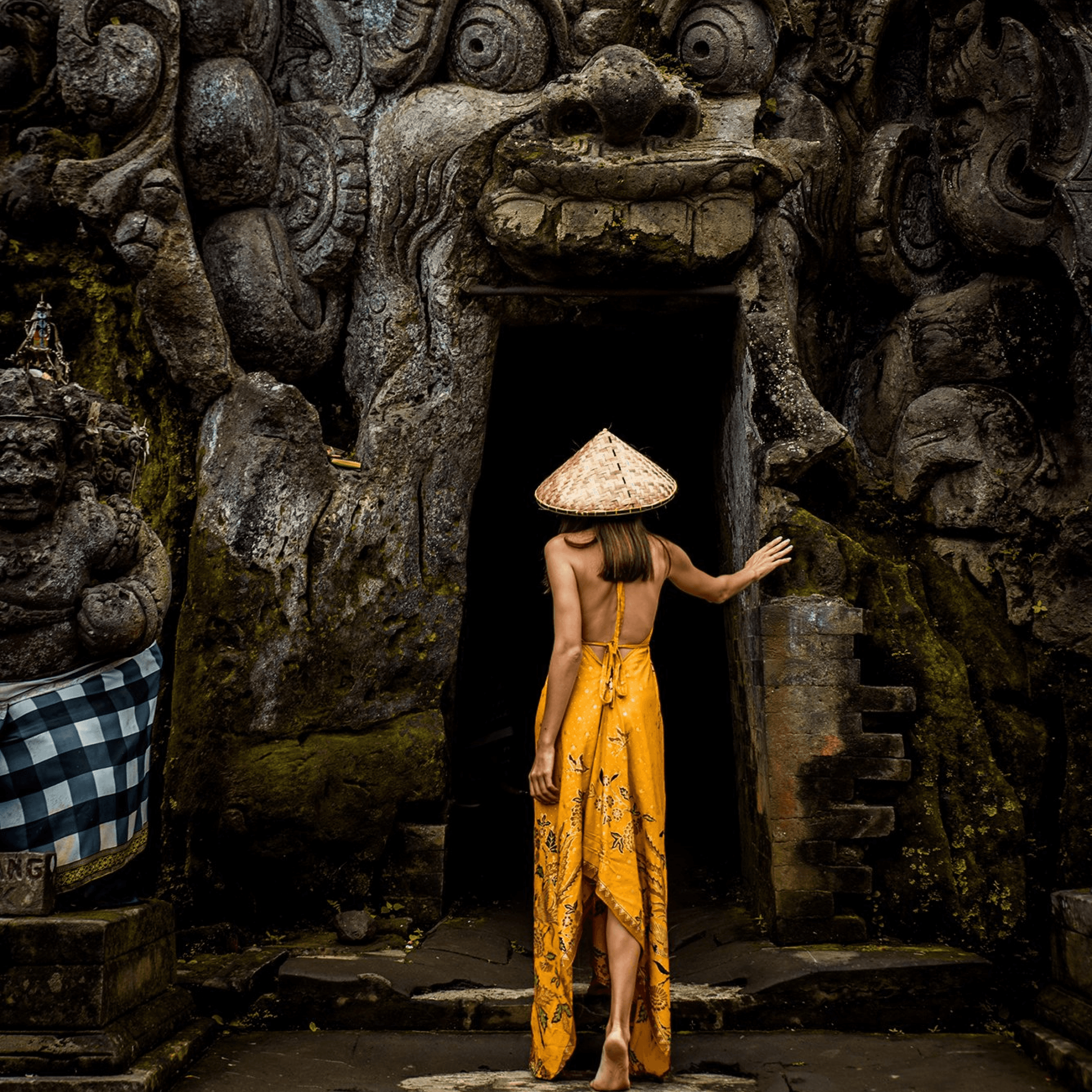 Mujer viajando por Bali con ConVdoble  Viaje a Bali para mujeres en grupo reducido  Bali como primer destino de ConVdoble para mujeres viajeras