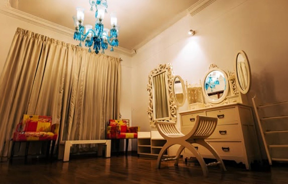 Elegant bridal prep space at Amore Collective