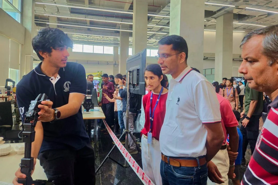 namtech-student-explaning-in-conference