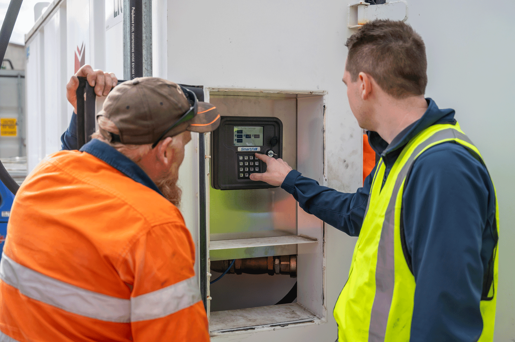 SmartFill Gen 3 in operation, mounted on a fuel tank.