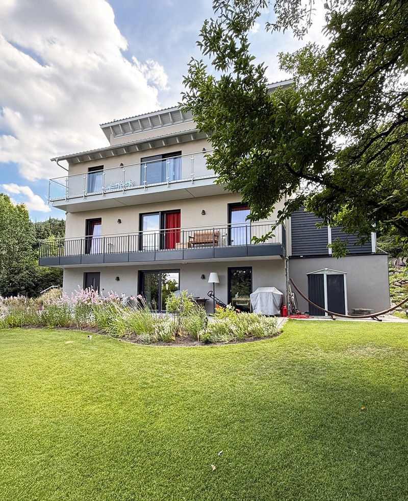 Neubau eines Schwörer-Fertighauses mit großzügigem Garten und Balkon – Wohnen und Arbeiten unter einem Dach.