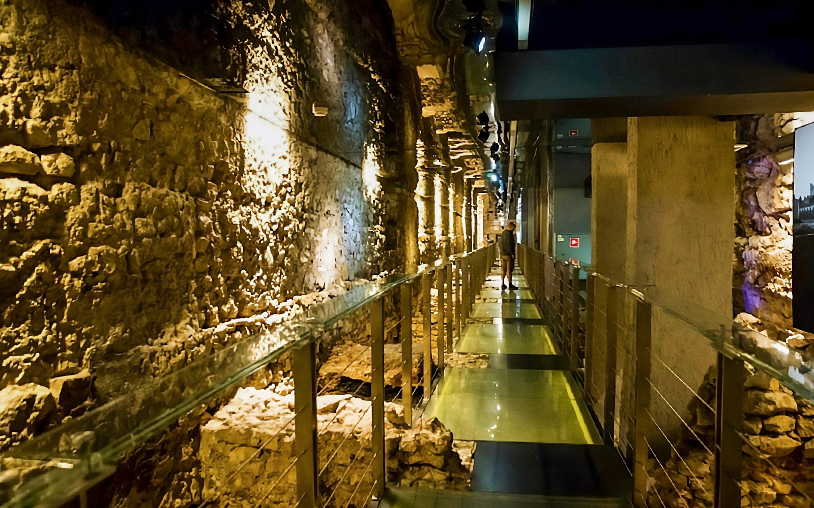 克拉科夫的地下通道——市场地下通道,拥有古老的石墙。