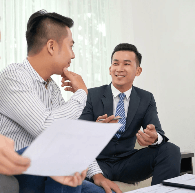 持牌保險經紀與活動主辦方進行面談,比較多間保險公司方案並評估保障範圍與保費