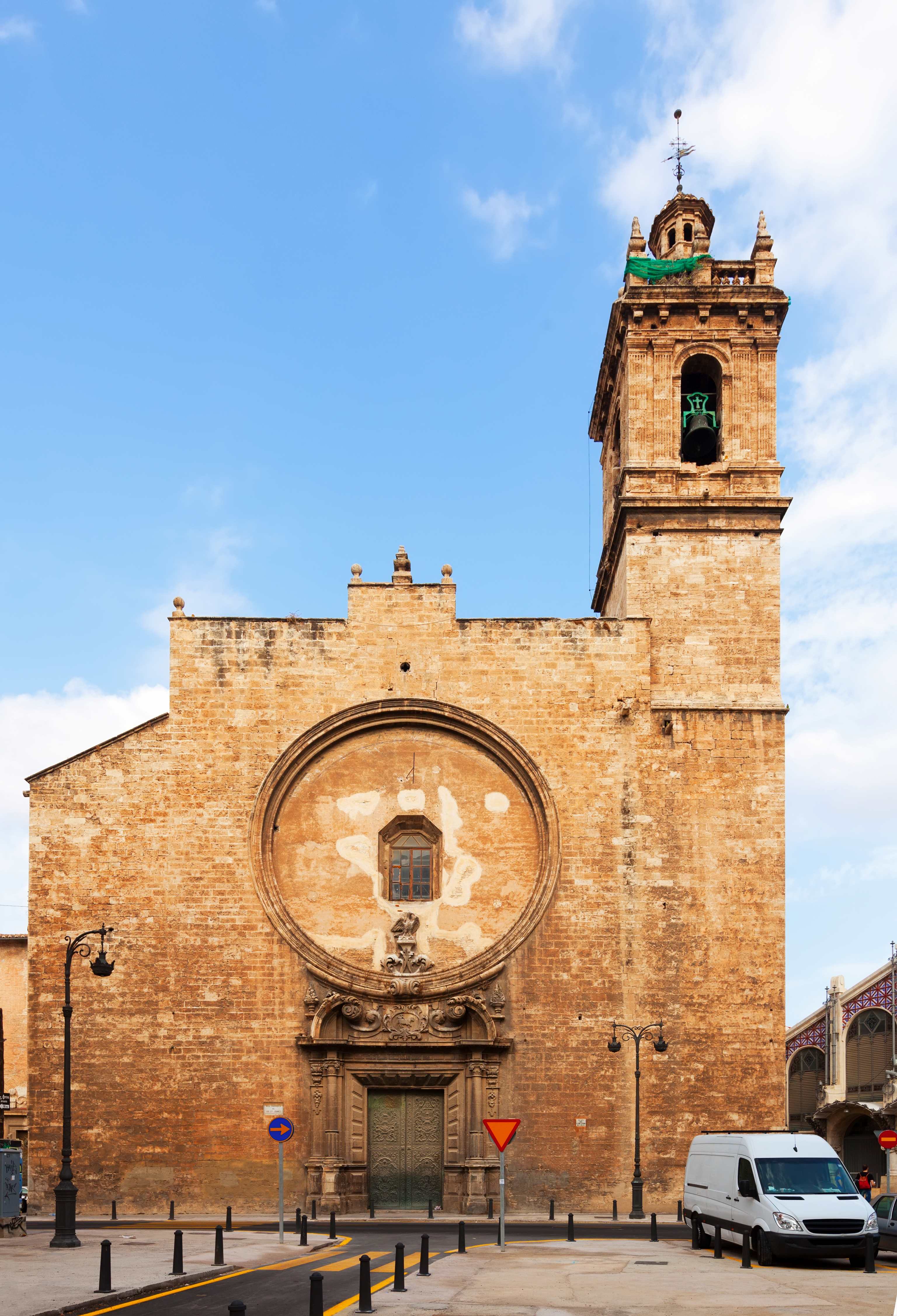 Fachada histórica de la iglesia en el centro de la ciudad de Querétaro, que muestra arquitectura colonial y detalles en piedra.