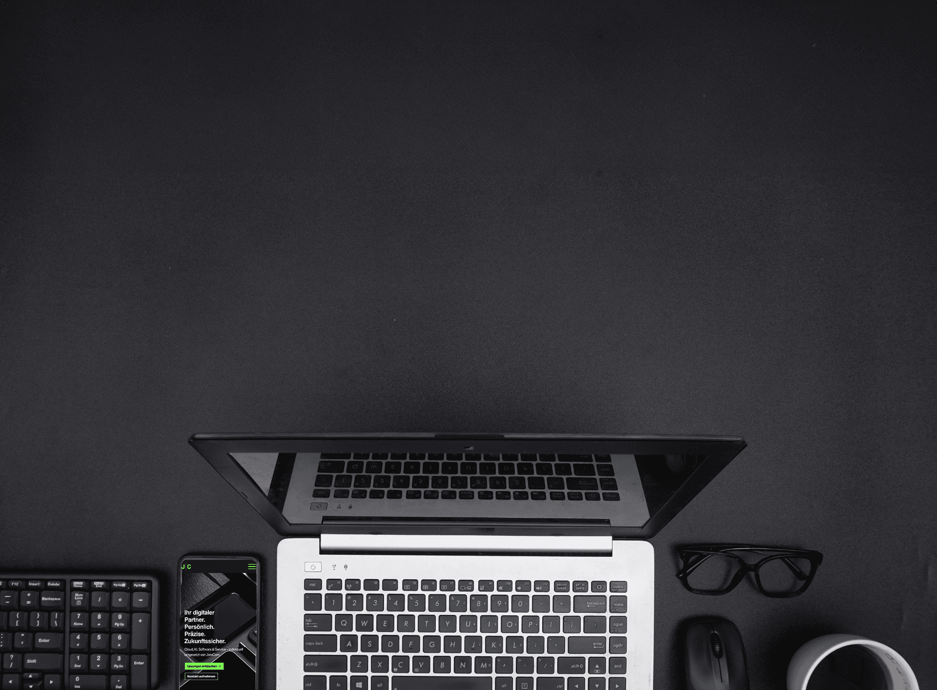 Arbeitsplatz mit allen Materialien und Kaffee