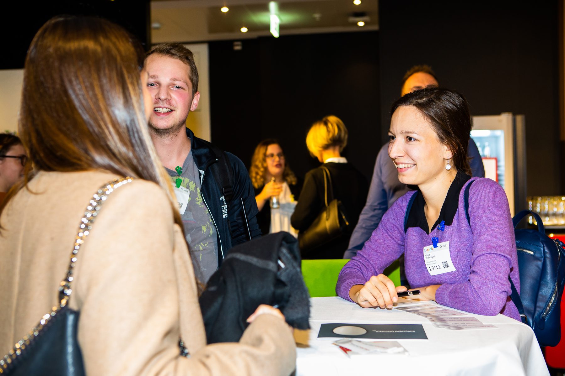 Online-Marketing Fachkonferenz - Drei Personen unterhalten sich an einem Tisch