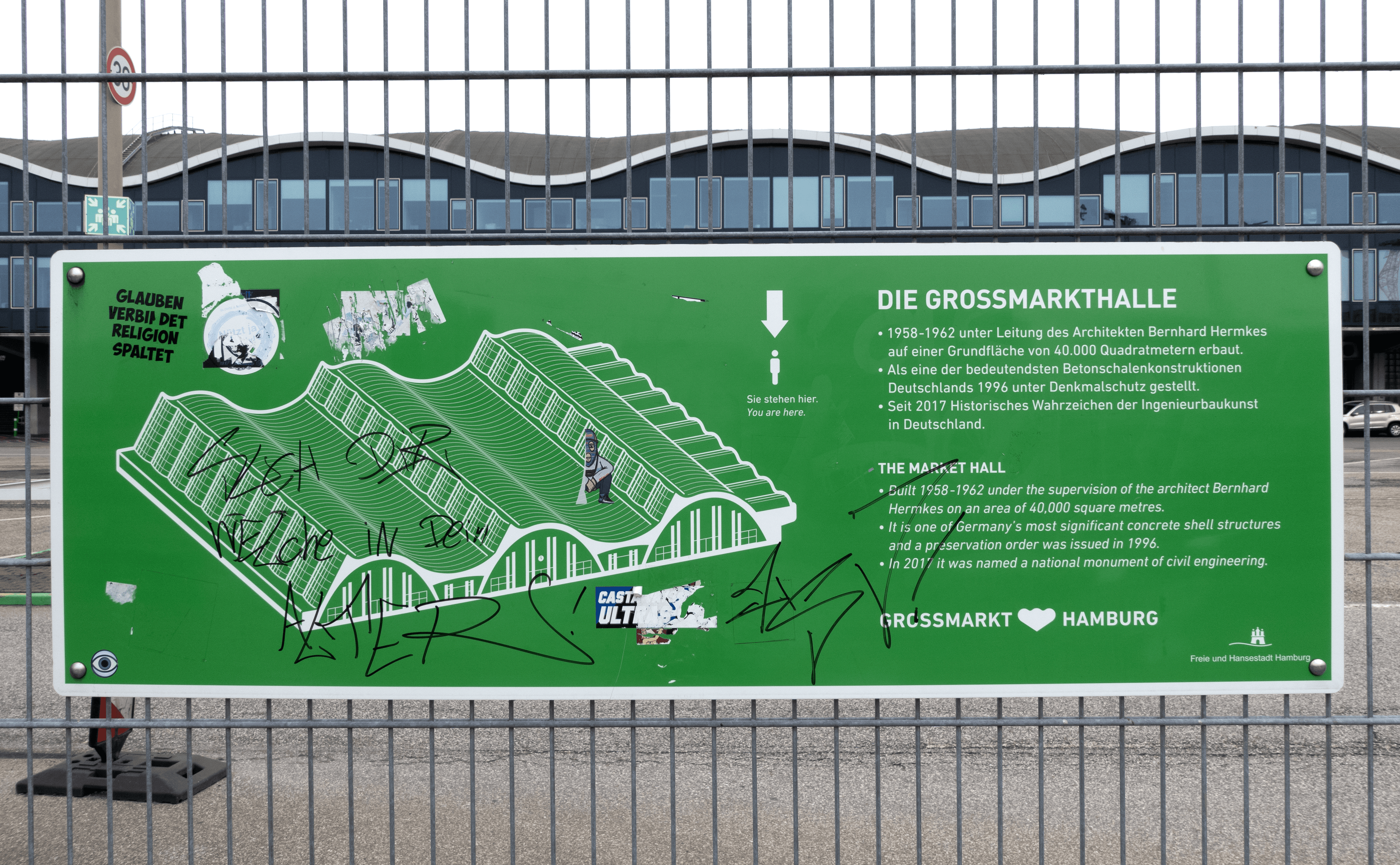 Blick in ein 1 zu 1 Modell aus Pappe vom tegut... teo – aufgebaut in der Halle von Design for Human Nature in Hamburg.