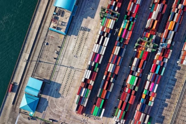 This is an image of a port with many containers lined up due to the crisis of congestion and shipping delays.