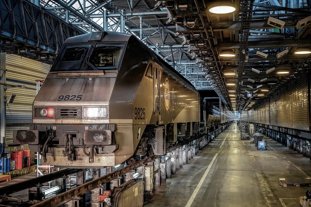 Train industriel en atelier de maintenance ferroviaire — photographe corporate Lille Hauts de France | Anteale Yann Manac’h 2025