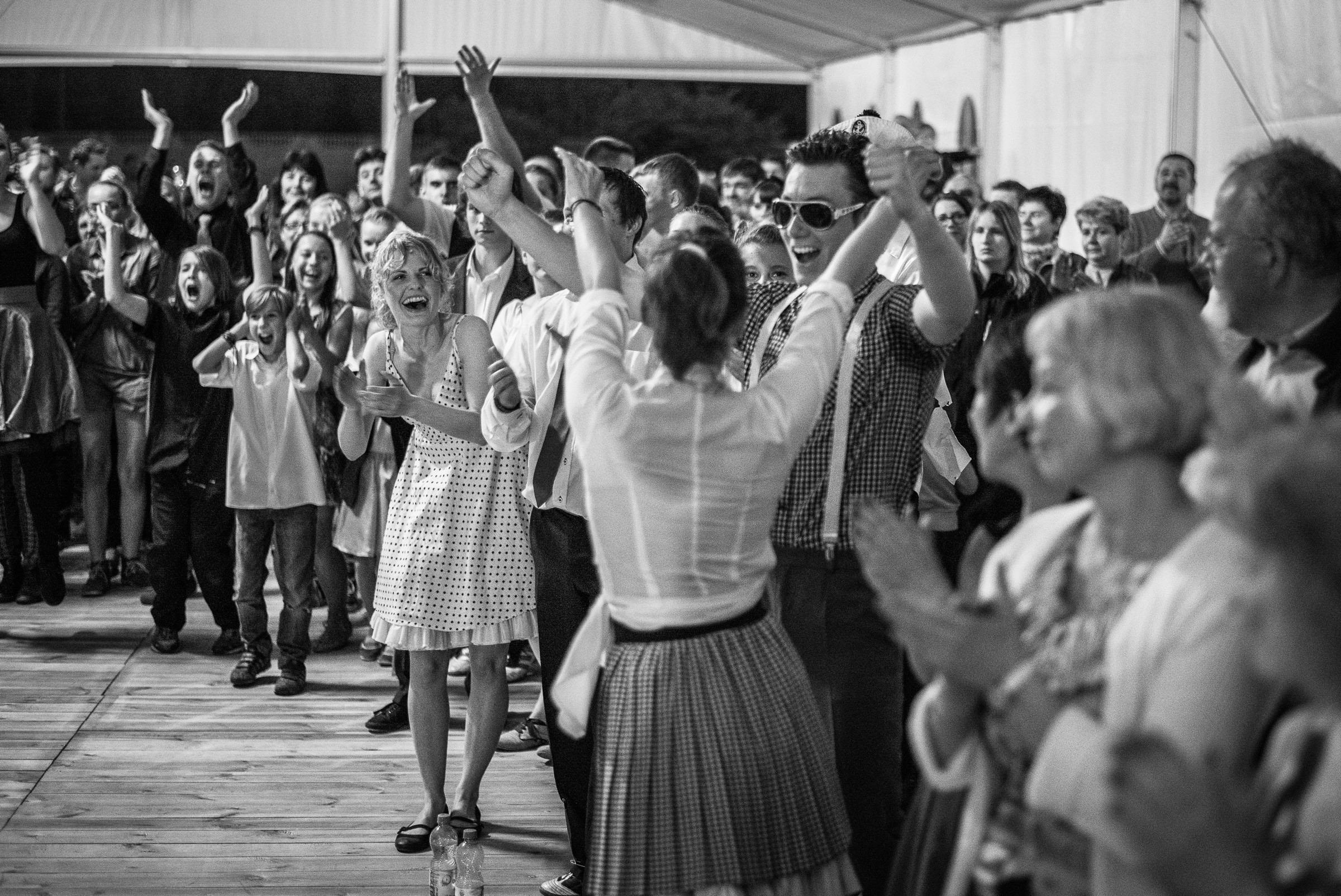 Radość zwycięzców, uśmiechy, ręce w górze.