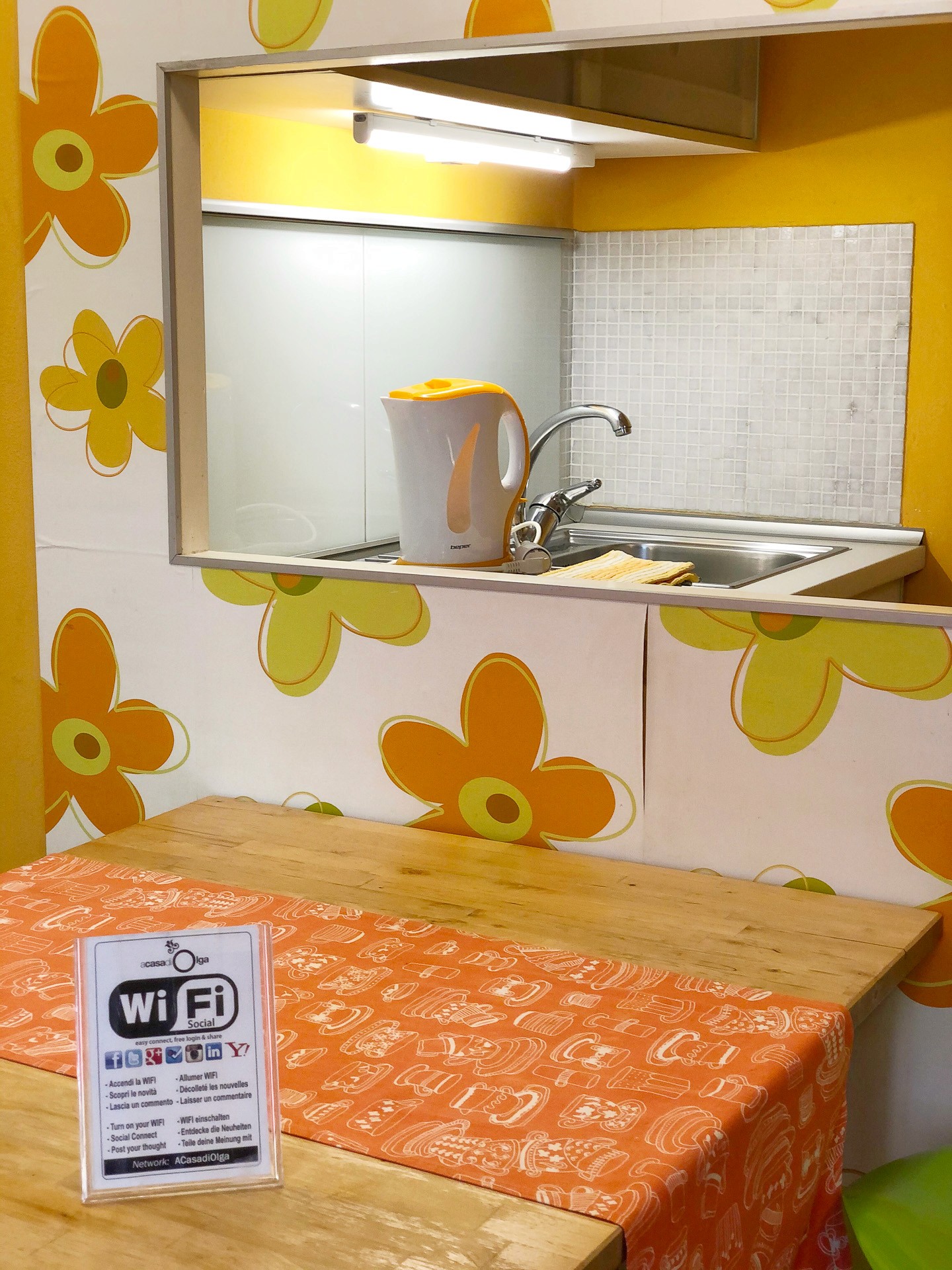 Immagine della cucina e dettaglio sulla wifi inclusa