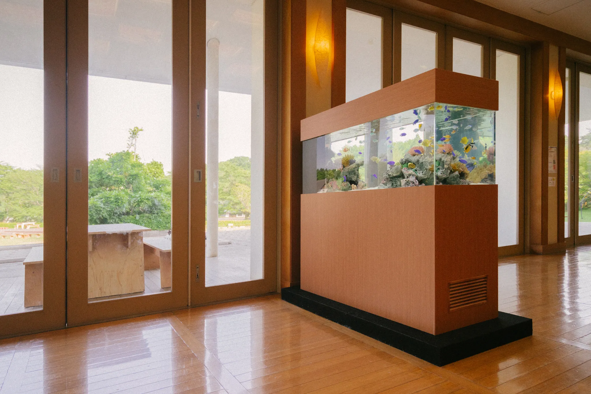 景観と調和する空間に設置された床置き型アクアリウム水槽"