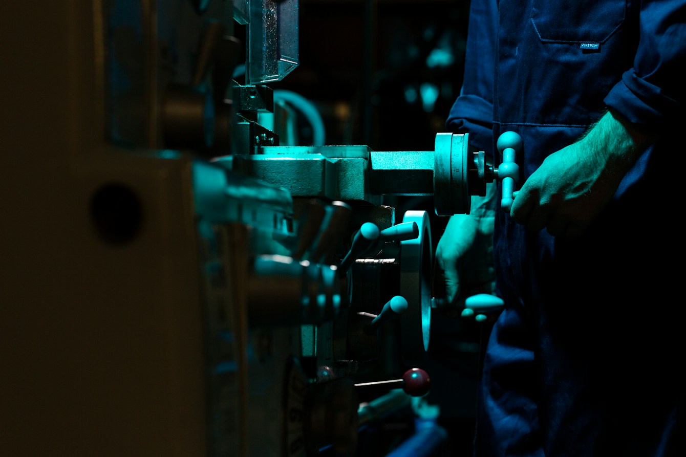 Technicus werkt aan een industriële machine