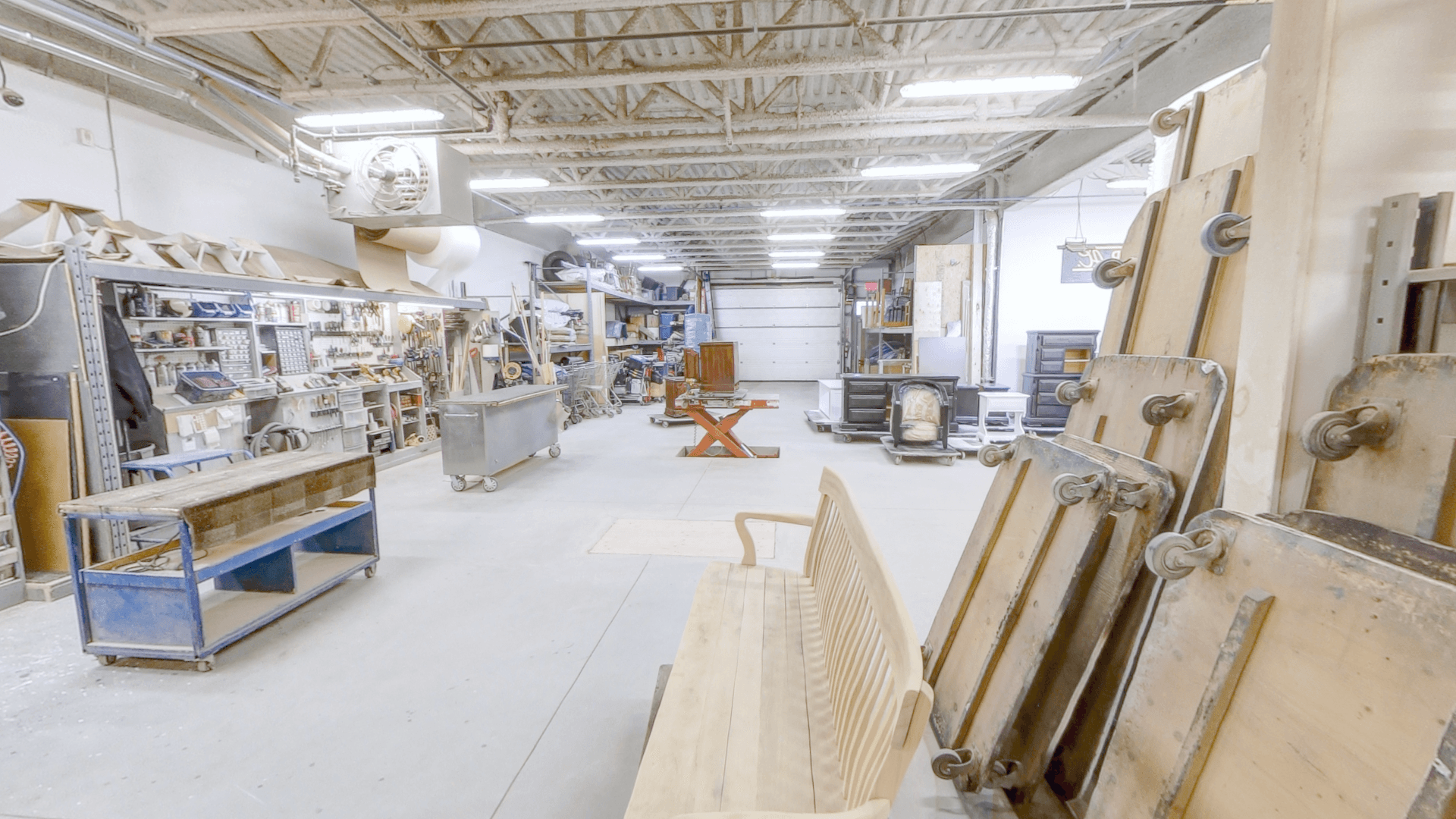 Intérieur de l'atelier de Le Décapeur A.C., vue panoramique.